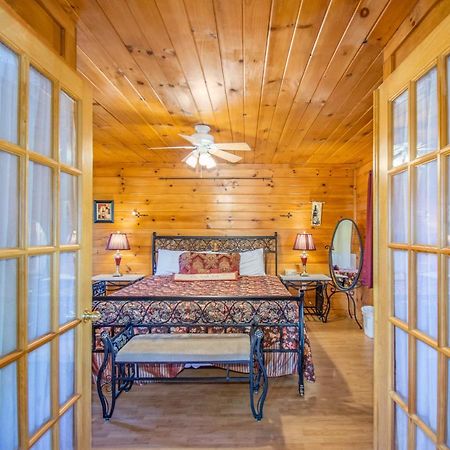 Ladybug Resort Romantic Cabin With Mountain Views, Game Room, Close To Dollywood Sevierville Kültér fotó